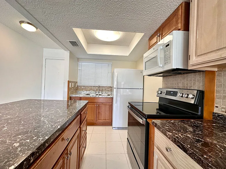 1001 W Marion Ave #9 — Photo 9