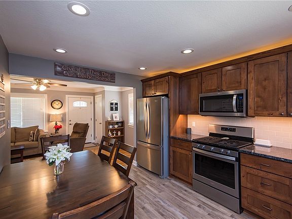 5th image of 214 SW Westlawn Dr