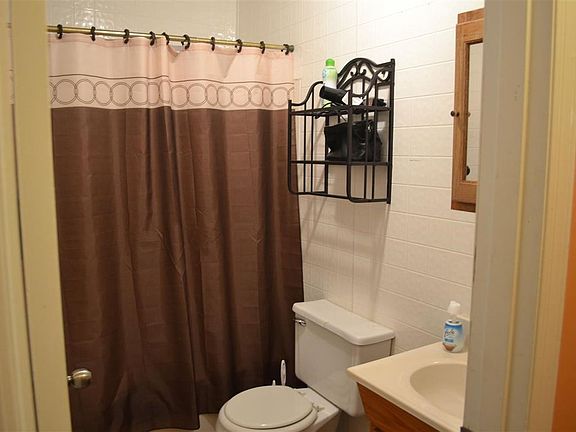 4th image of 656 Joyce Ave