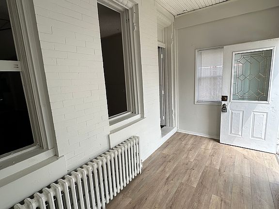 3rd image of 135 W Courtland St