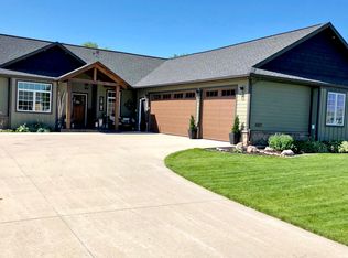 1027 Voyager Dr, Bismarck, ND 58504