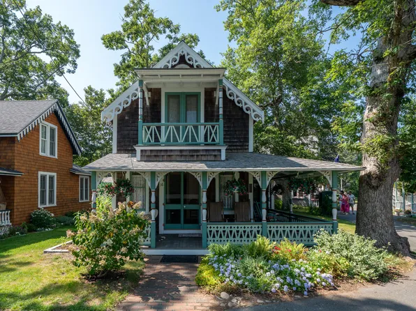 16 Cottage Park, Oak Bluffs, MA 02557