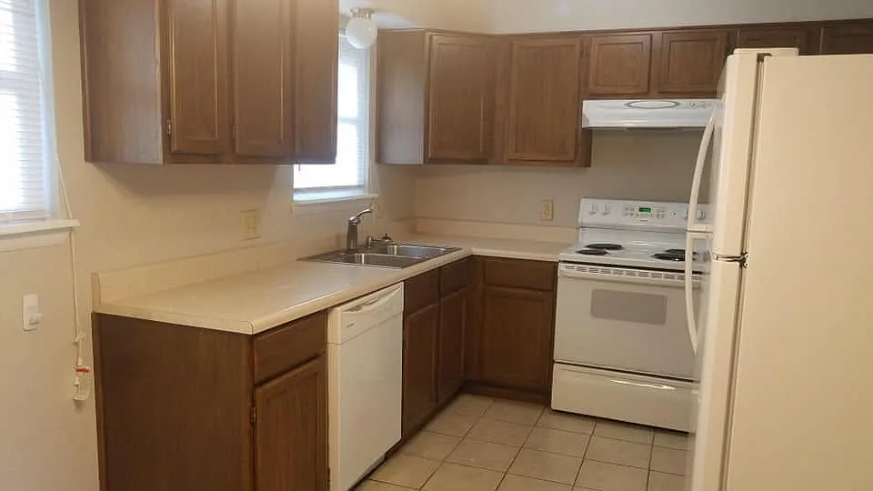 3 bed, 1300 sqft, $1,100 — Photo 2
