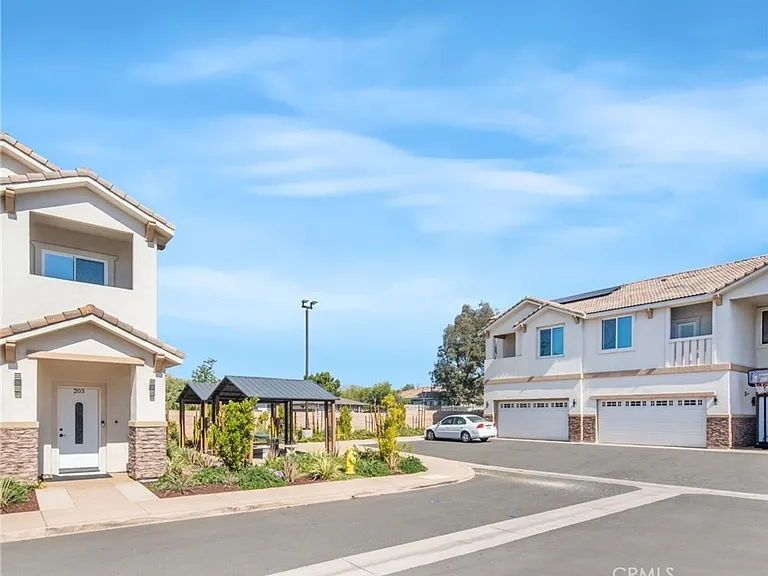 9223 Cypress Ave Fontana, CA 92335 — Photo 3