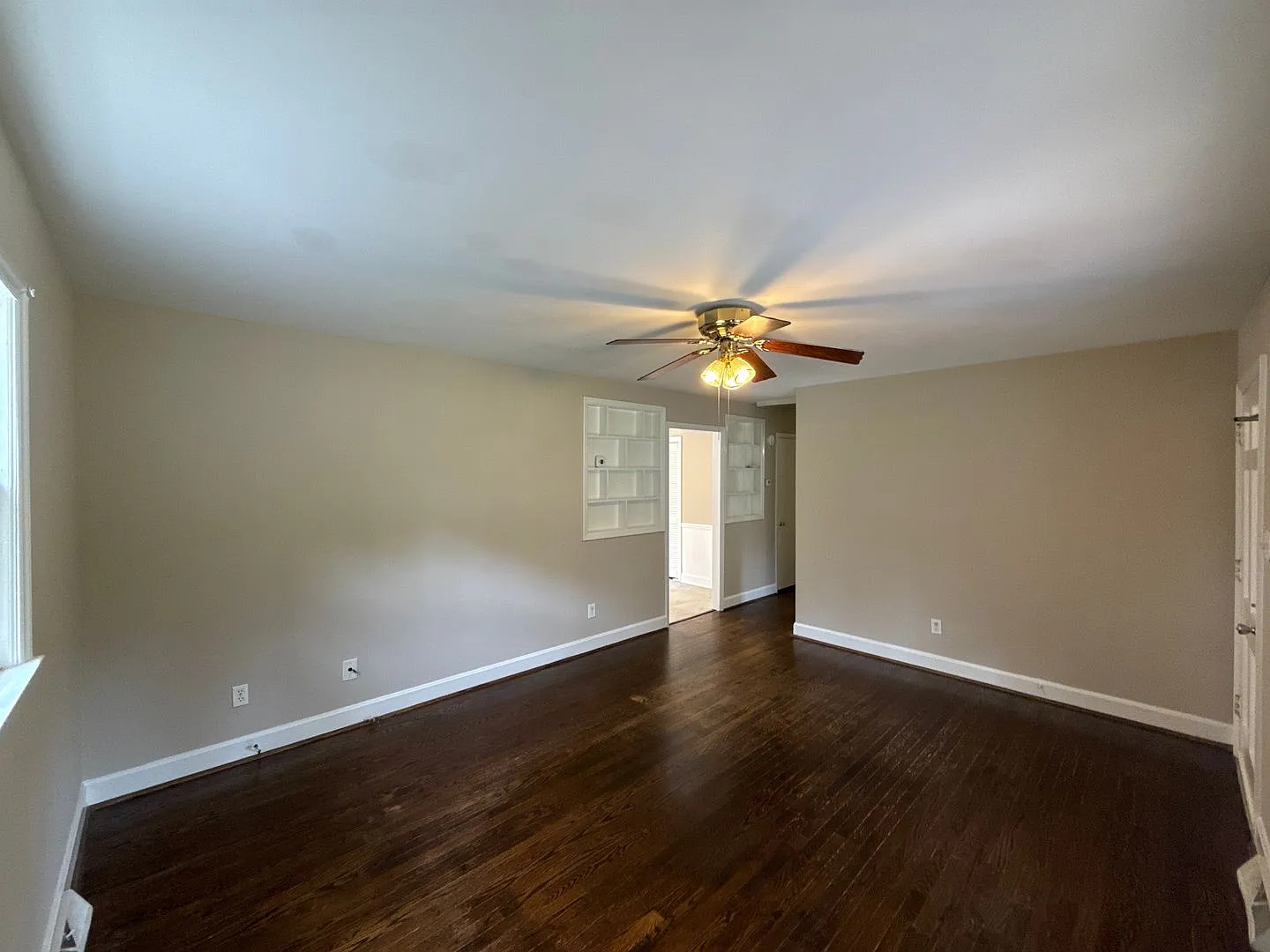 Charming Brick Ranch Home In Cambridge Park Community — Photo 3