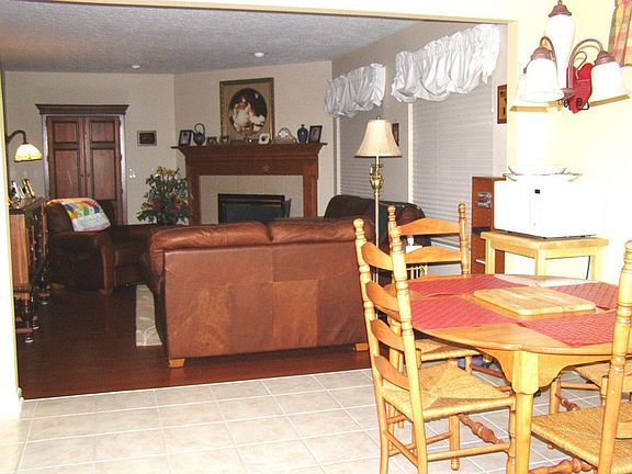 4th image of 1058 W Hickory Ct