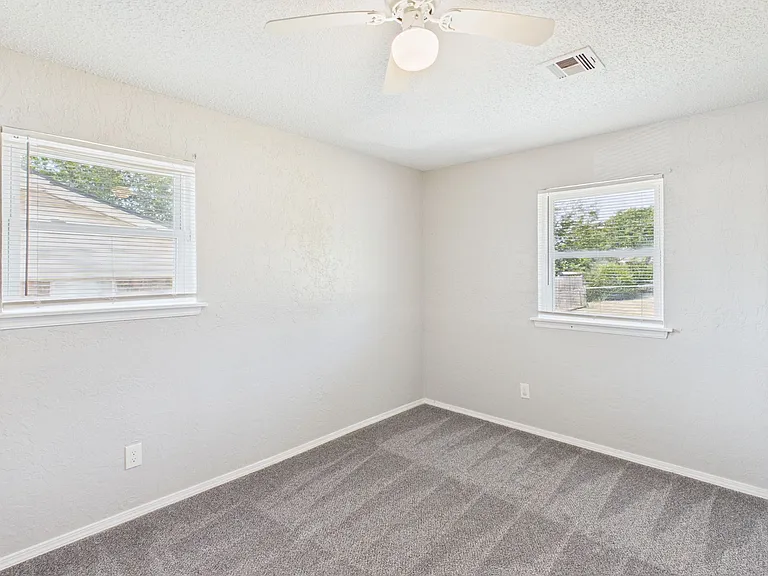324 NW Compass Dr — Photo 16