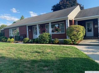 25 Riverledge Rd, Hudson, NY 12534