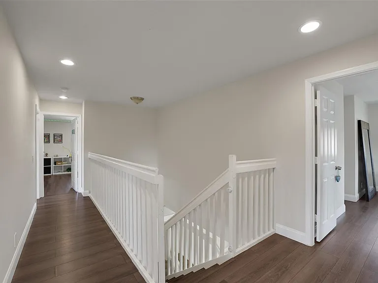 1070 Bluewood Ter — Photo 40