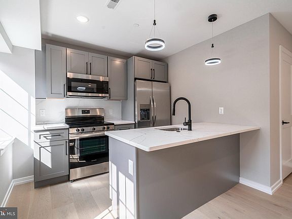 5th image of 719 Dickinson St #2F