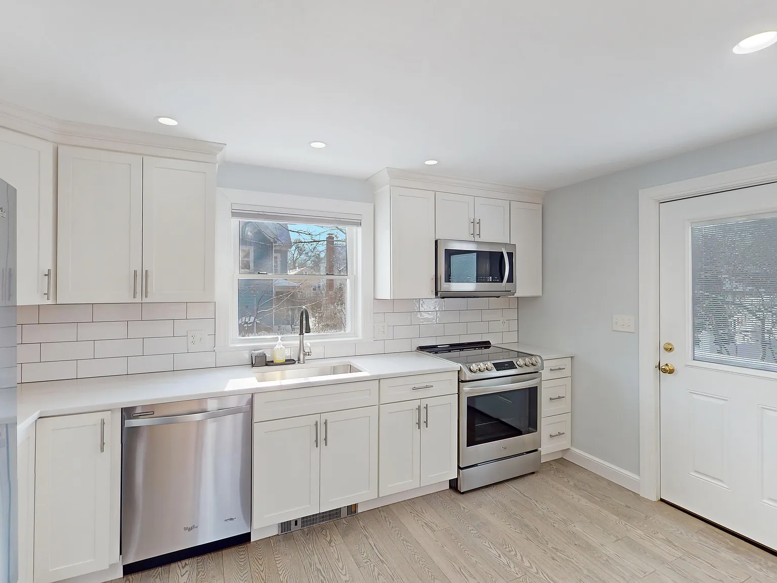 3 bed, 1224 sqft, $3,700 — Photo 3
