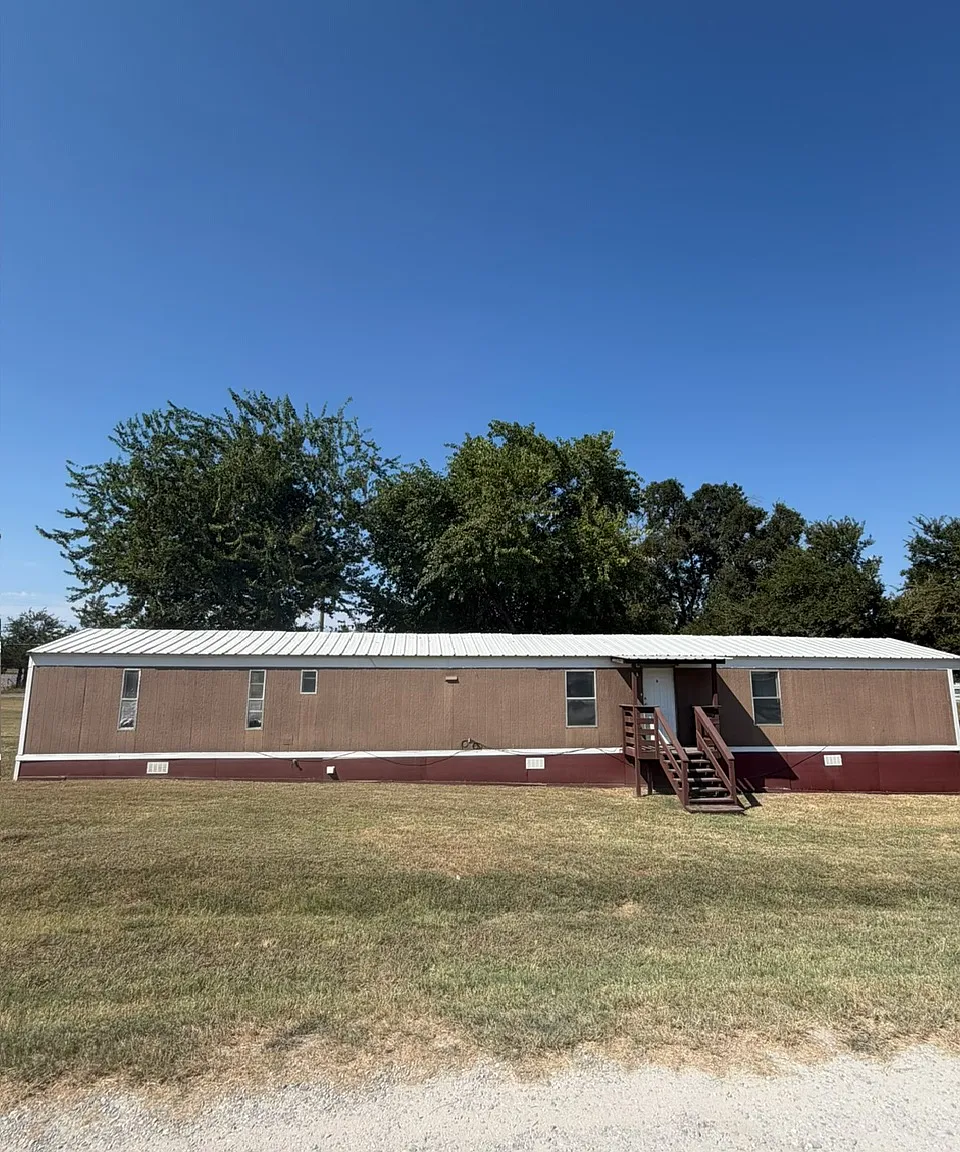 3 bed, $1,100 — Photo 1