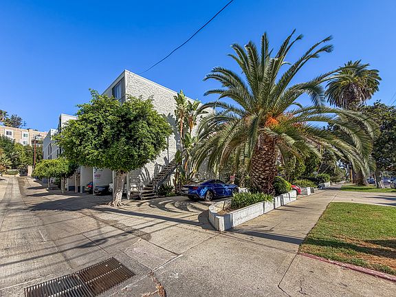 5th image of 2210 N Beachwood Dr #3