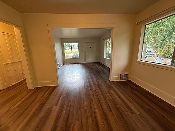4th image of 22527 82nd Ave W
