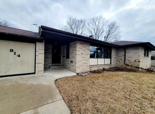 914 Robins Ln, Mukwonago, WI 53149