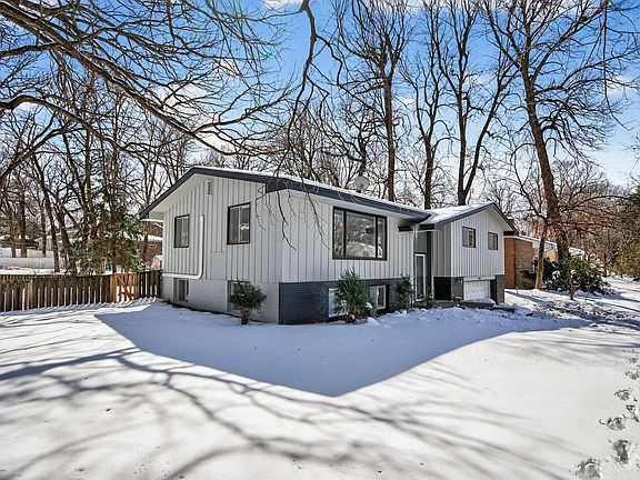 2nd image of 2301 Manor Dr
