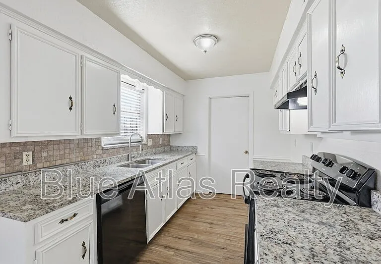 704 Skyline Dr — Photo 11