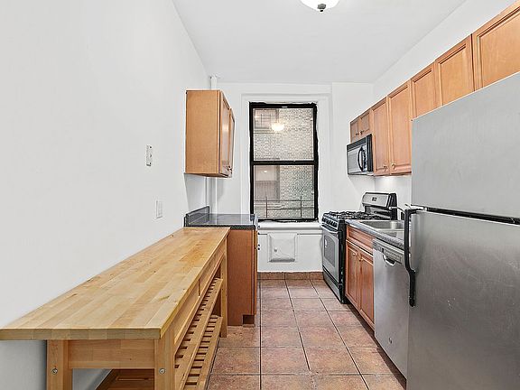 2nd image of 860 W 181st St APT 6