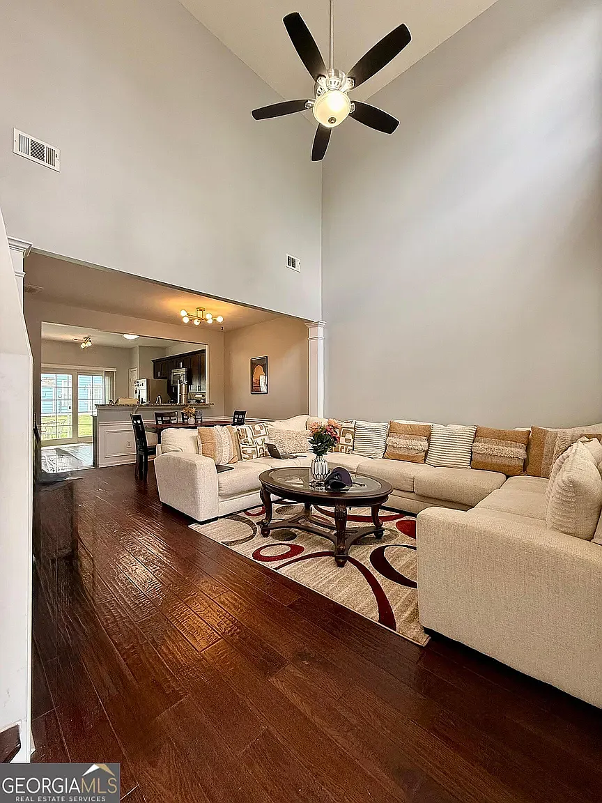 3 bed, 1364 sqft, $2,425 — Photo 2