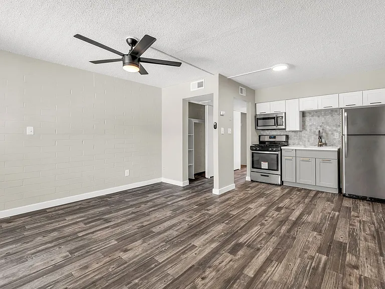 Elton Studio Suites — Photo 7