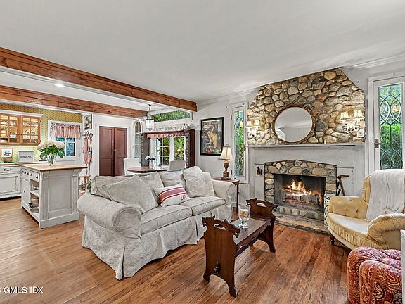 4th image of 33 Center Dr