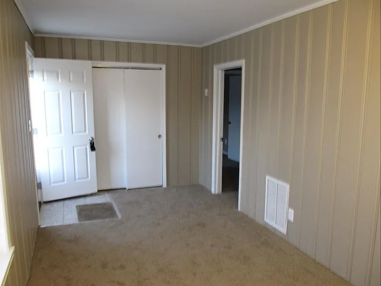 10706 Hickman Mills Dr — Photo 7