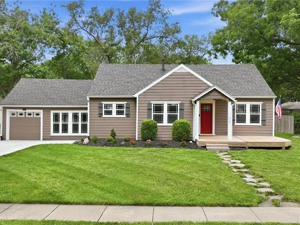 610 Pine St, Wellsville, KS 66092