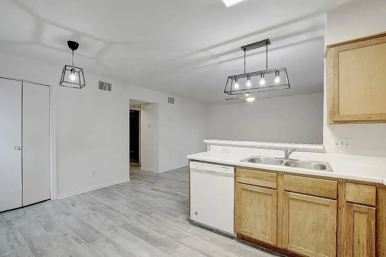 2 bed, 1.0 bath, 807 sqft, $975 — Photo 2