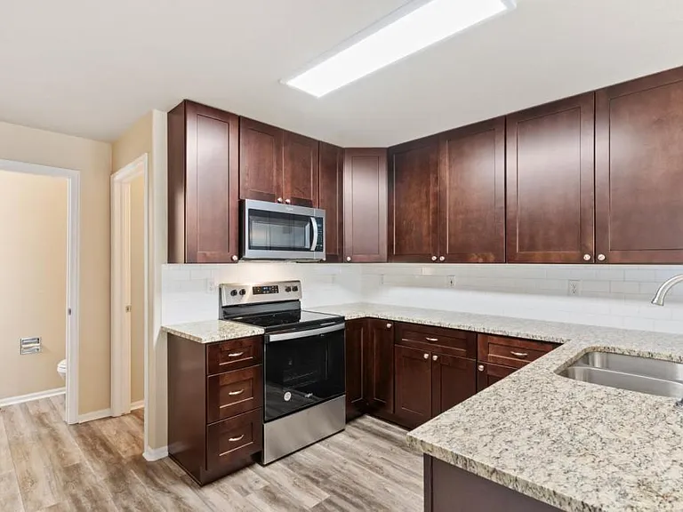 913 Samuel Point — Photo 10