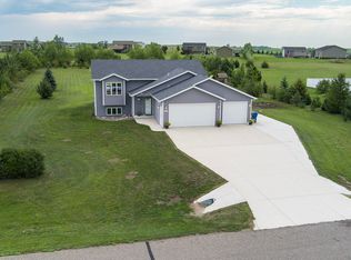 6913 Beaver Creek Rd, Bismarck, ND 58504