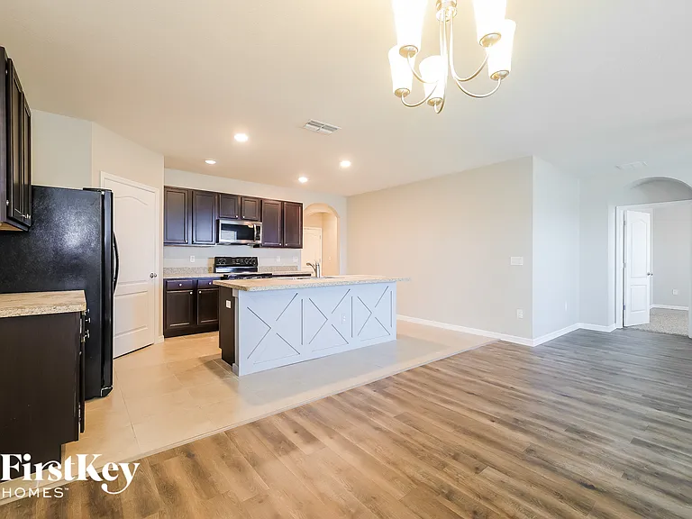 211 Bella Dr — Photo 4