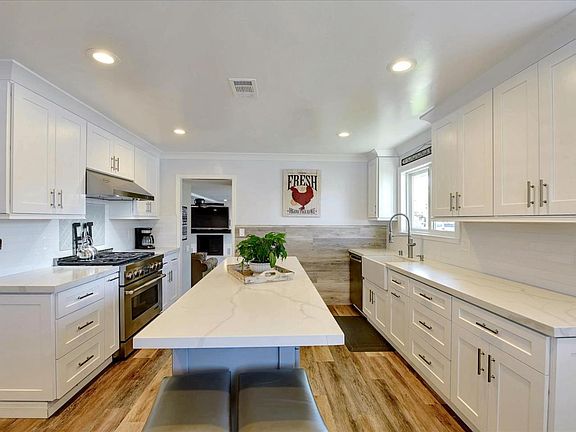 3rd image of 3033 Vistamont Dr
