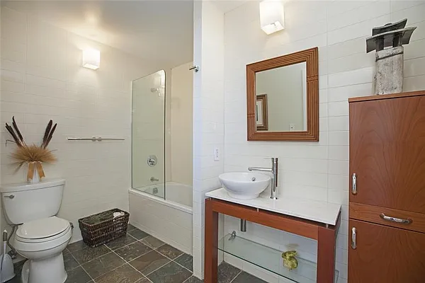 Sold by Qwest Residential Downtown LLC | media 22