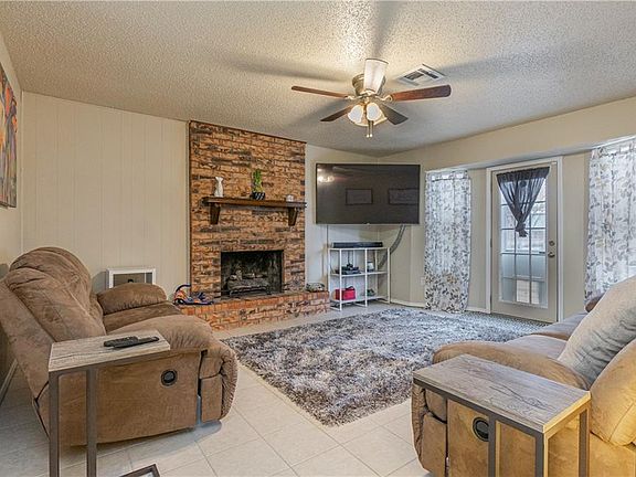 4th image of 304 S Silver Leaf Dr