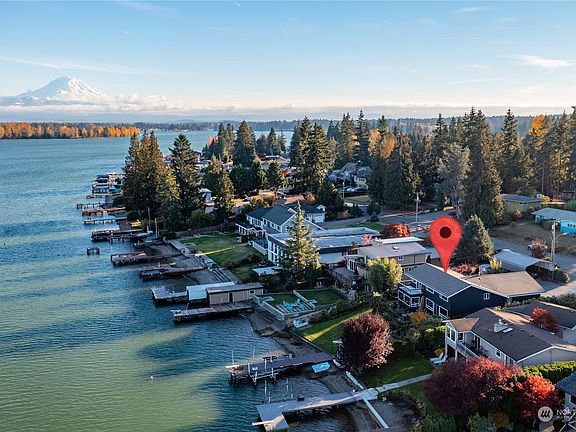 Fantastic location with excellent Mt Rainier views from the lake>