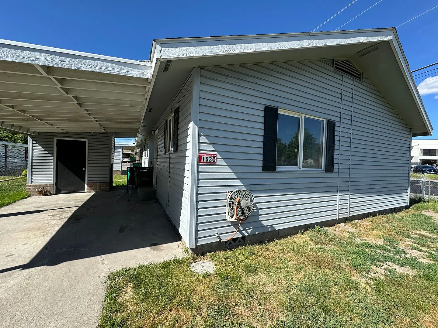 2bdrm, 1 bath duplex with carport and fenced yard — Photo 2