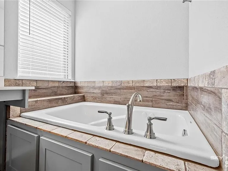 64 N Benchmark Ln — Photo 11