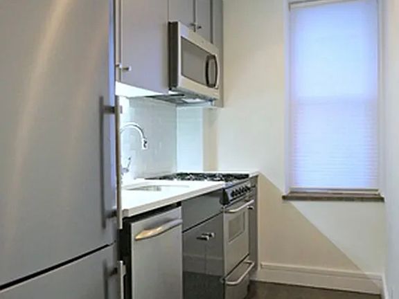 4th image of 780 Greenwich St APT 1R