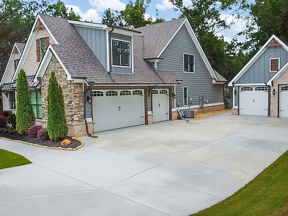 4th image of 204 Tuxedo Cir