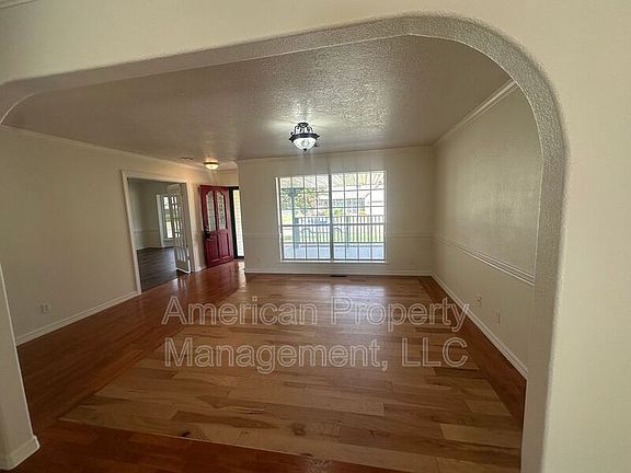 4th image of 3812 S Dogwood Ave