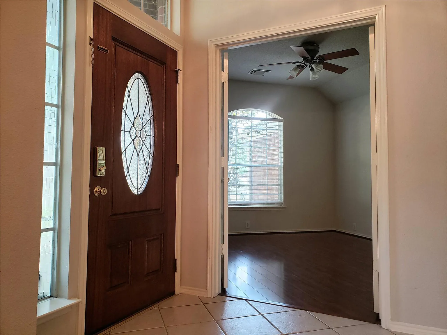 3 bed, 2.0 bath, 1997 sqft, $2,300 — Photo 4