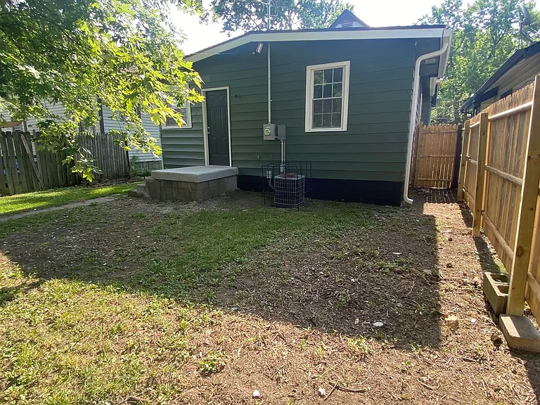 938 N Gray St — Photo 3