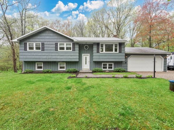 48 Town Line Rd, New Hartford, CT 06057