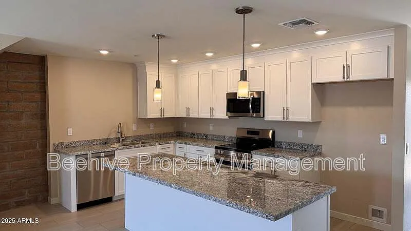 3 bed, 2.5 bath, 1716 sqft, $1,599 — Photo 3