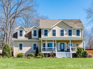 27 Farm Pond Ln, Candler, NC 28715