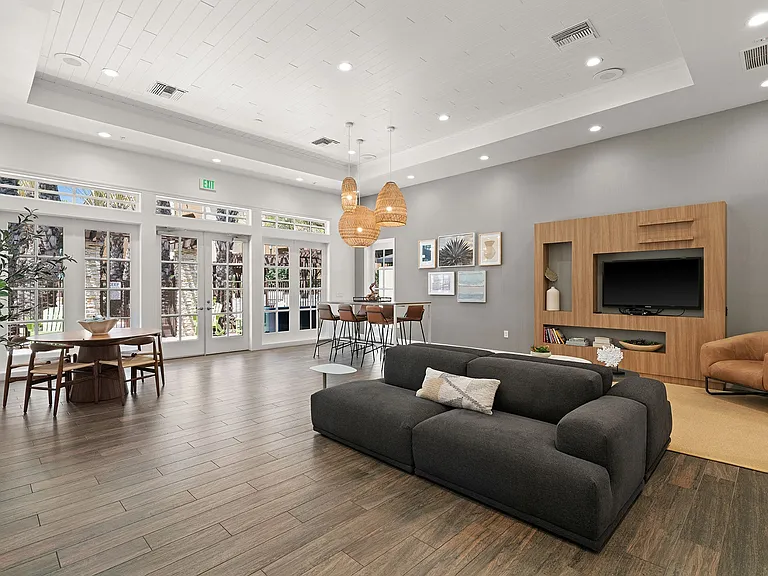 Hills of Valencia Apartments — Photo 2