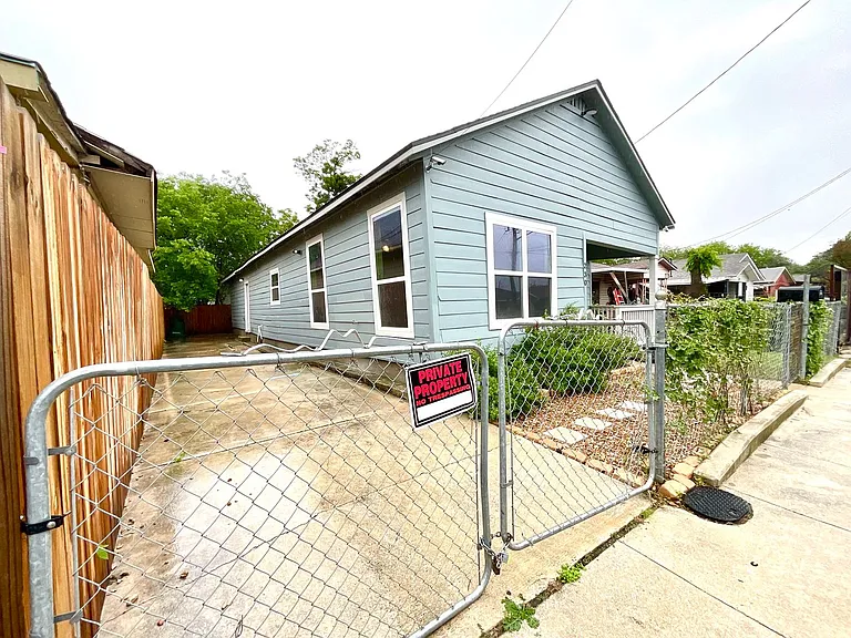 230 Micklejohn St — Photo 5