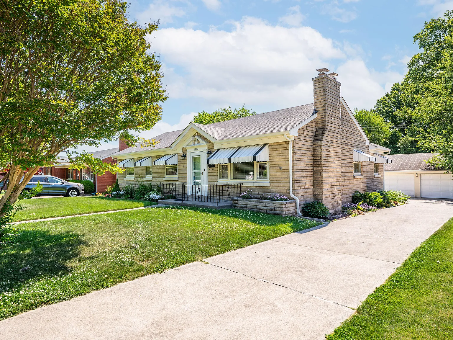 3 bed, 1.5 bath, 1335 sqft, $2,200 — Photo 2