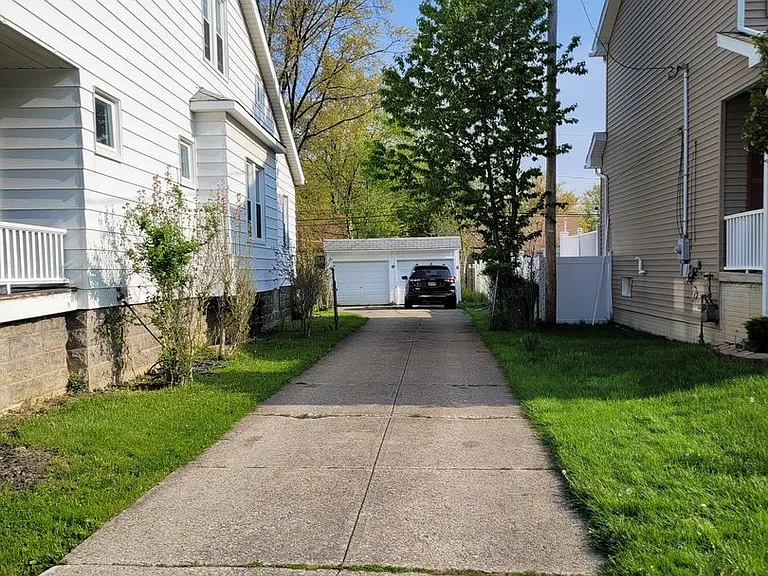 4397 Ardmore Rd — Photo 2