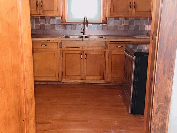 4th image of 751 Lawson Ave E